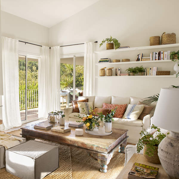 La casa con decoración slow donde siempre es primavera: blanca, con luz, toques naturales y llena de encanto